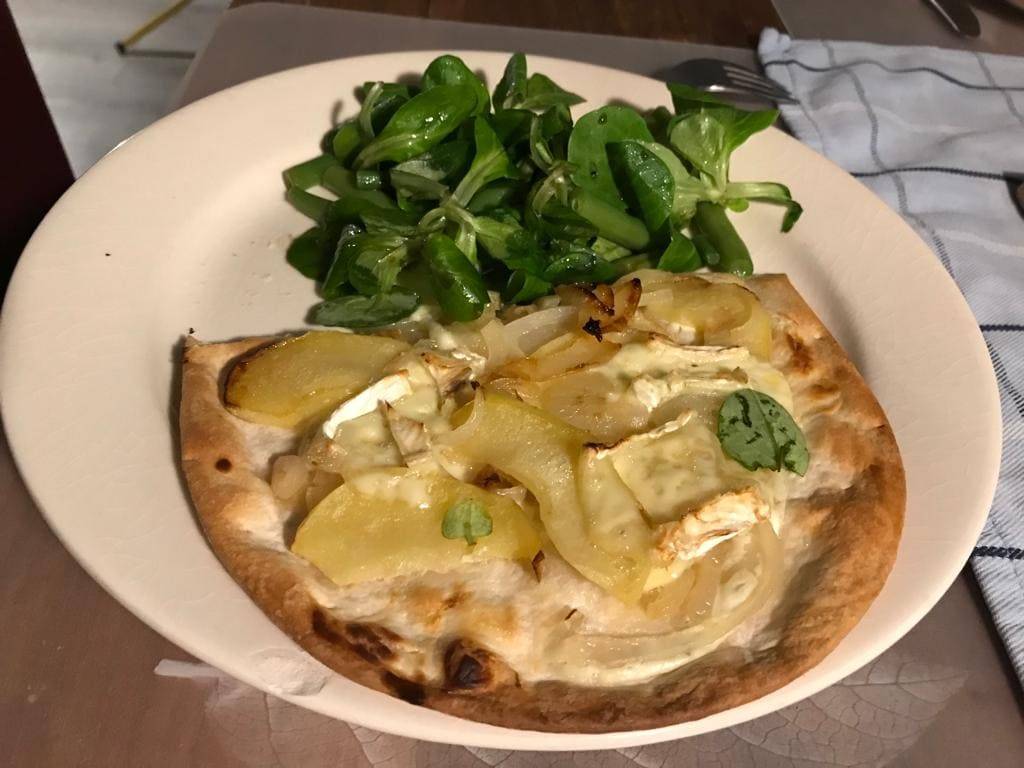 HelloFresh review - Flammkuchen met sperziebonensalade op bord